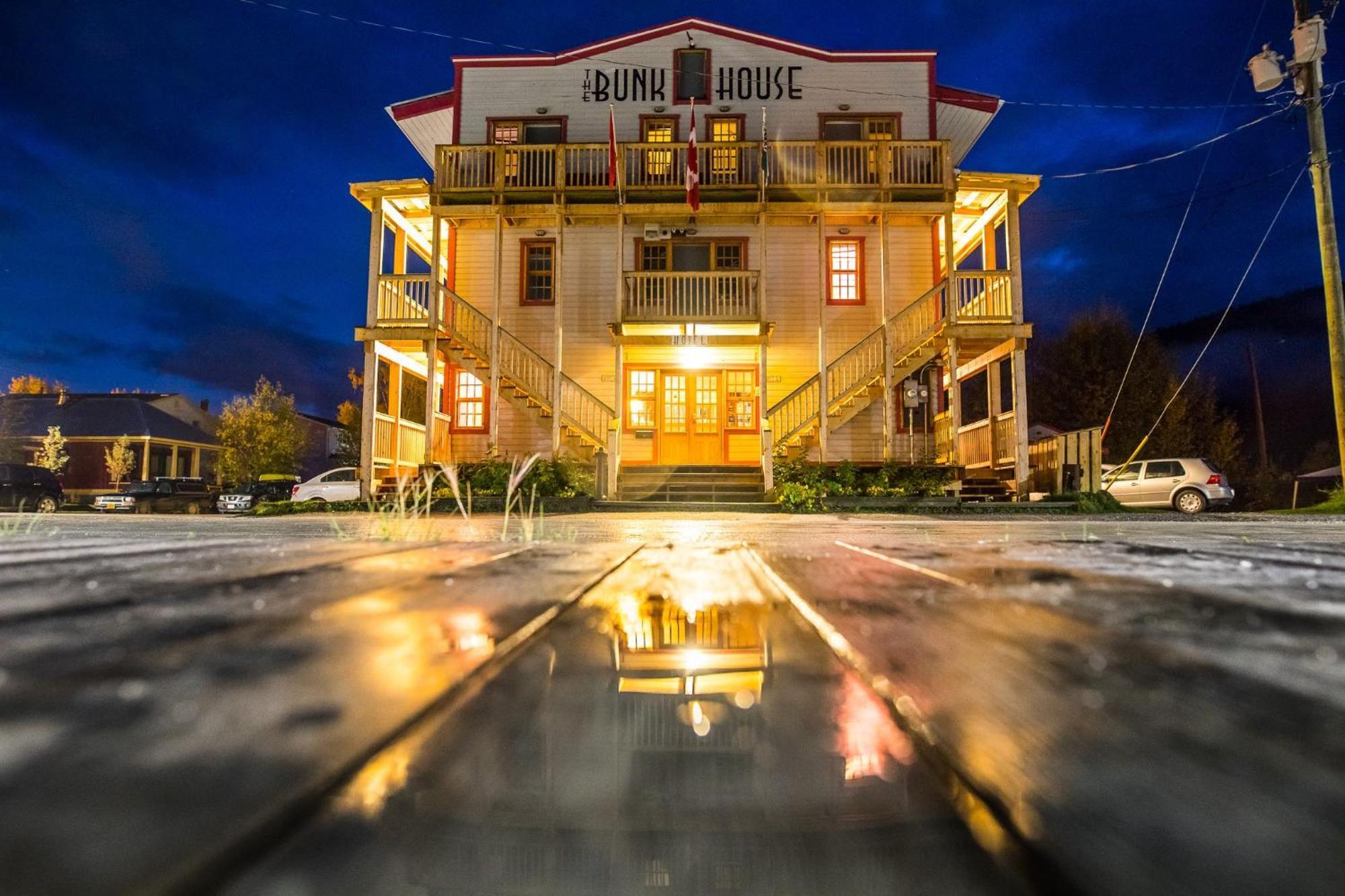 Отель The Bunkhouse Доусон Экстерьер фото