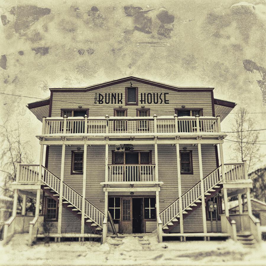 Отель The Bunkhouse Доусон Экстерьер фото