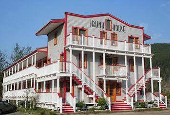 Отель The Bunkhouse Доусон Экстерьер фото