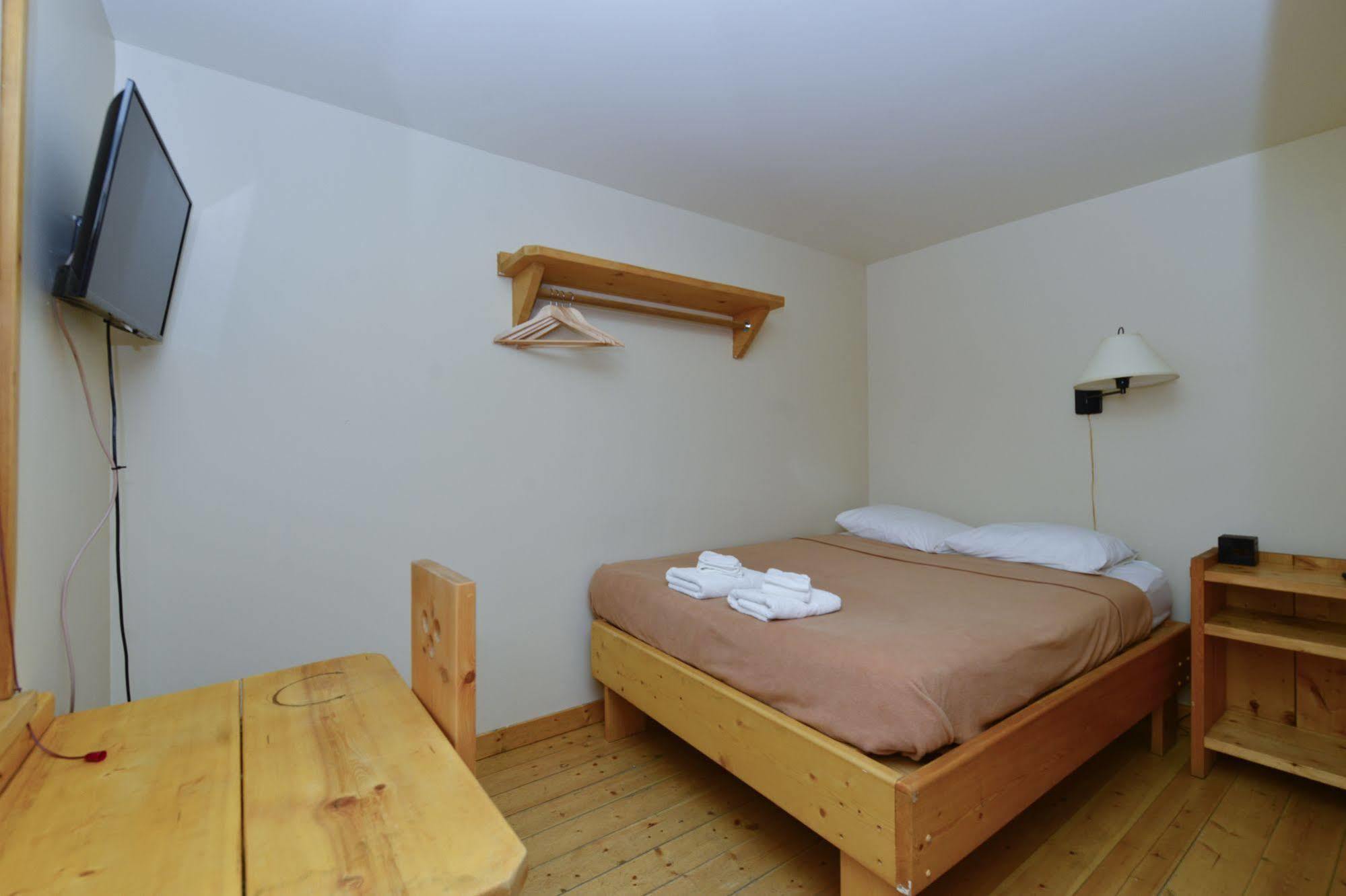 Отель The Bunkhouse Доусон Экстерьер фото