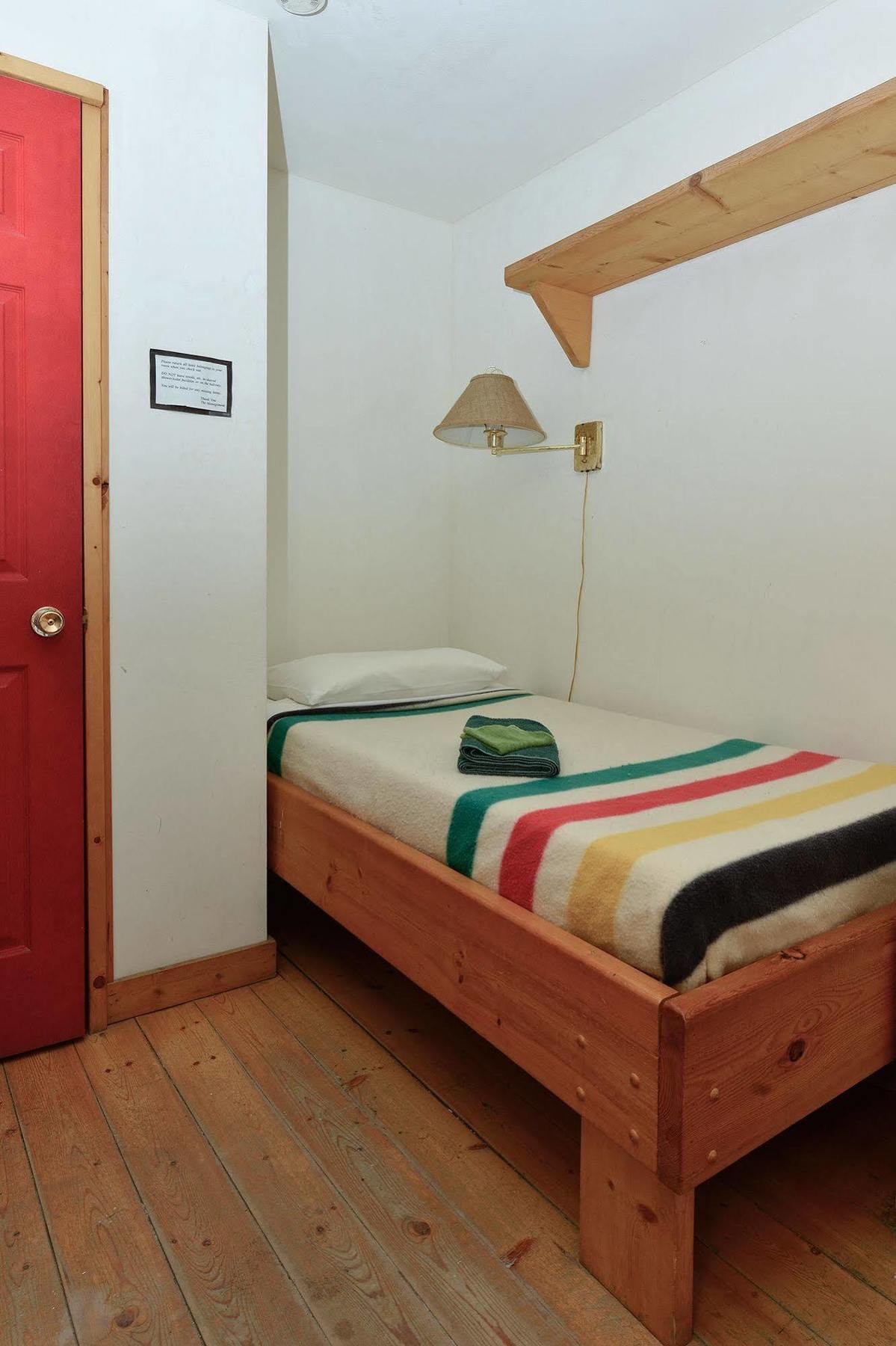 Отель The Bunkhouse Доусон Экстерьер фото