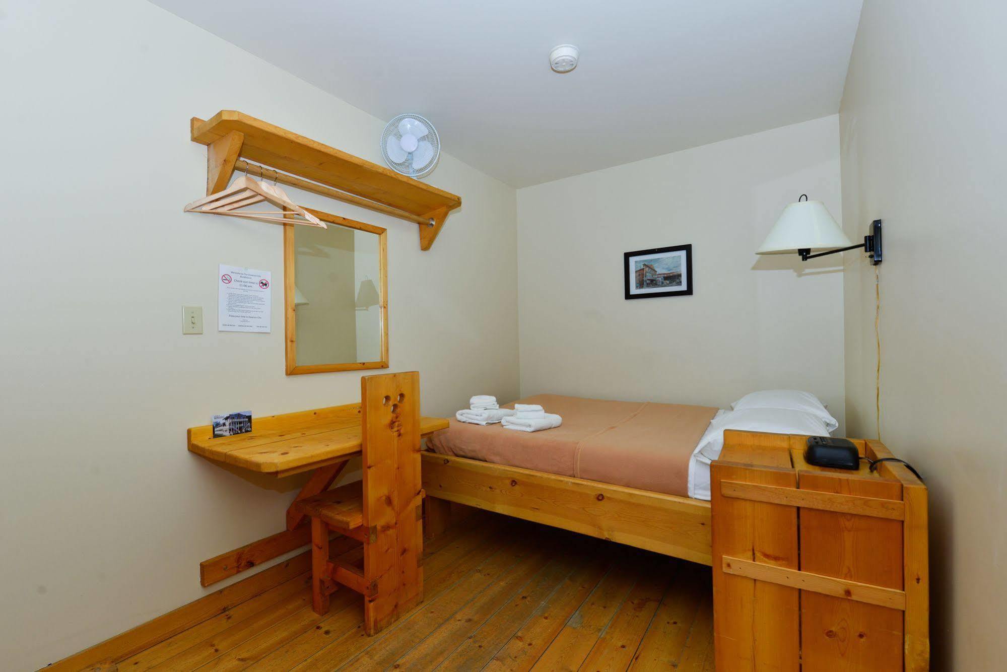 Отель The Bunkhouse Доусон Экстерьер фото